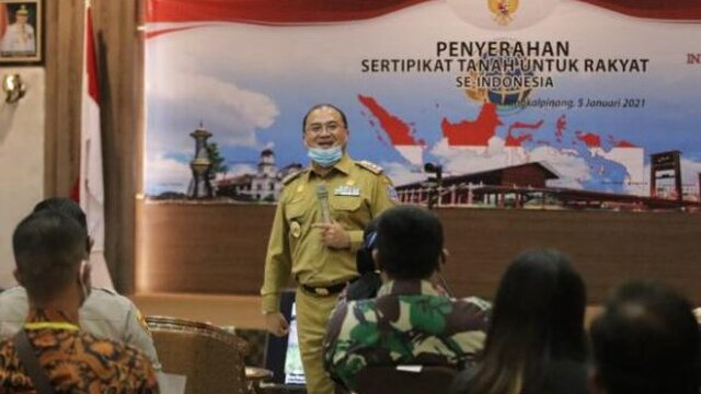 Gubernur Babel Serahkan Sertifikat Tanah Rakyat