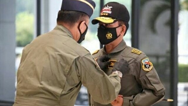 Kapolri Dianugerahi Wing Kehormatan Penerbang dan Brevet Kapal Selam Hiu Kencana