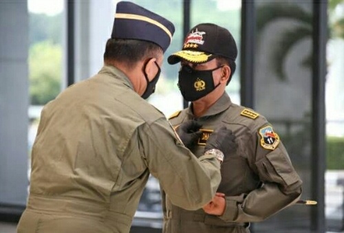 Kapolri Dianugerahi Wing Kehormatan Penerbang dan Brevet Kapal Selam Hiu Kencana