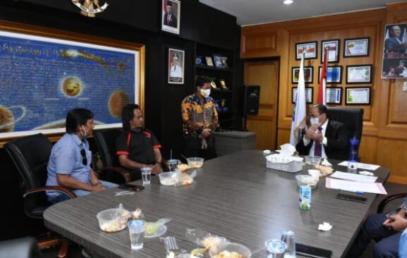 Gubernur Kepulauan Bangka Belitung (Babel) Erzaldi Rosman ,berdiskusi dengan Direktur Utama PT Paidi Indo Porang di Ruang Rapat Gubernur Kepulauan Babel, terkait kerja sama untuk membudidayakan porang.Jumat (08/01/2021)