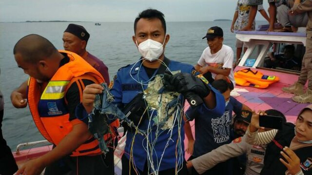 Petugas Temukan Kabel dan Serpihan Pesawat, Diduga Milik Sriwijaya Air Yang Jatuh