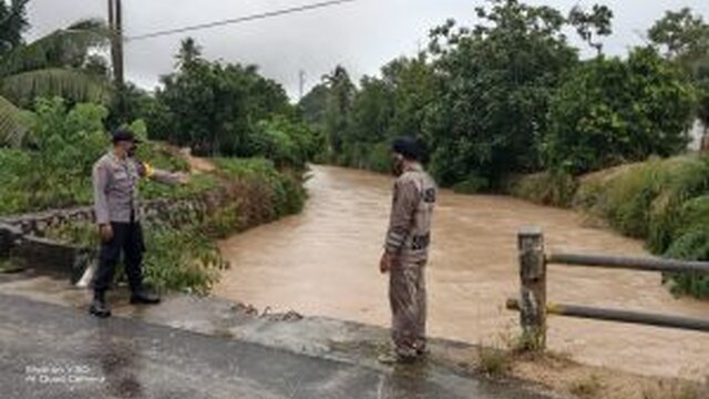 Polsek Muntok Lakukan Kegiatan Monitoring Aliran Sungai dan Pasang Surut Air Laut