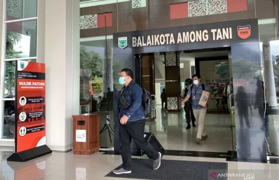 Komisi Pemberantasan Korupsi (KPK) menggeledah ruangan Wali Kota Batu Dewanti Rumpoko usai sebelumnya menggeledah enam kantor Organisasi Perangkat Daerah (OPD) di lingkungan Pemerintah Kota Batu, selama tiga hari terakhir.