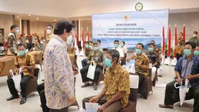 Wagub Babel Bagikan SK Hutan Sosial dan SK Tanah Objek Reforma Agraria
