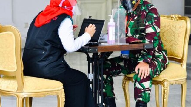 Panglima TNI dan Kapolri Ikuti Vaksinasi COVID-19 Perdana Bersama Presiden Jokowi