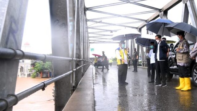Presiden Joko Widodo Tinjau Lokasi Banjir Di Kalsel Dari Atas Jembatan Pekauman
