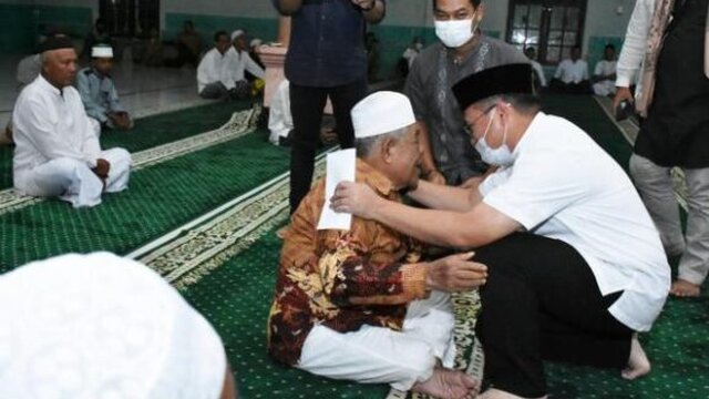 Melalui Kegiatan Sajadah Fajar Gubernur Babel Salurkan Zakat