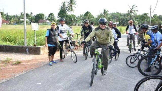 Gubernur Babel Natak Kampung Menggunakan Sepeda Sejauh 35 Km