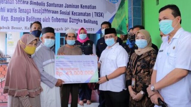 Gubernur Babel Serahkan Santunan Kematian Kepada Anggota TKSK Lubuk Besar