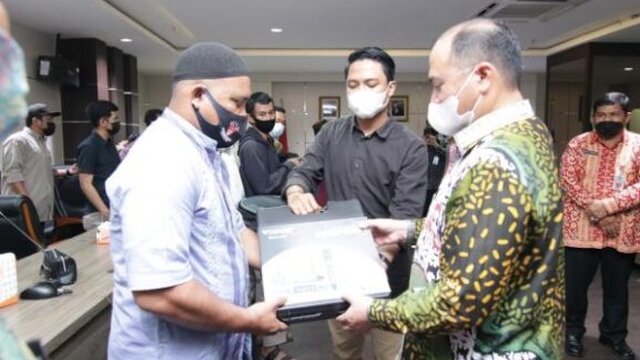 Gubernur Babel Serahkan Bantuan Alat Kesenian Kepada 7 Kelompok Seni