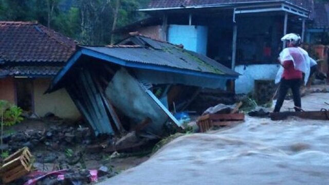 Banjir Bandang dan Longsor Tutup Ruas Jalan Raya Bandung-Cianjur