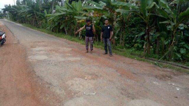 Sejumlah Warga Dusun Aik Pelempang Timur Kab.Belitung Keluhkan Kondisi Jalan