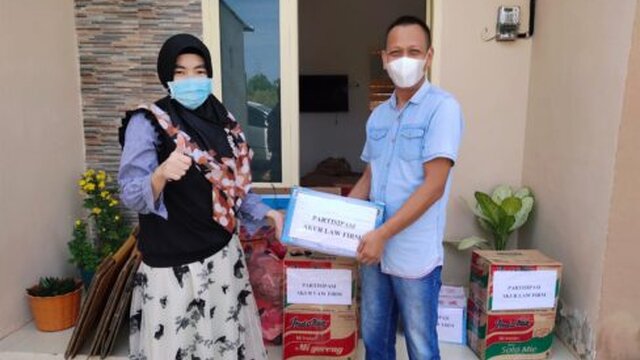 Melalui Partai Emas Babel, AKUR LAW FIRM Serahkan Bantuan Untuk Korban Banjir Bangka