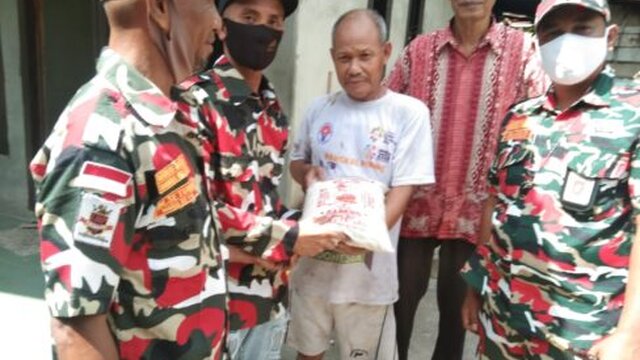 Wujud Kepedulian Kepada Masyarakat, Ormas LMPI Pangkalpinang Berikan Bansos