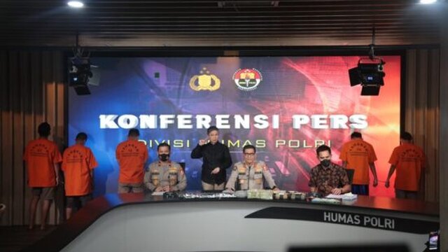 Humas Polri Libatkan Juru Bahasa Isyarat Dalam Setiap Konferensi Pers