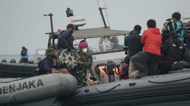 Tim Dari TNI AL Berhasil Menemukan Lokasi Keberadaan Black Box Pesawat Sriwijaya Air