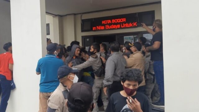 Kantor Kelurahan Disegel Ormas, Polisi Beri Tembakan Peringatan