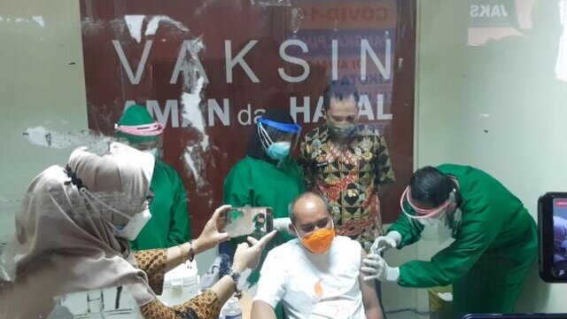Walikota Maulan Aklil Jadi Orang Pertama Yang DiSuntik Vaksin di Kota Pangkalpinang
