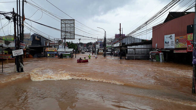 Jalanan di Kota Bekasi Lumpuh Diterjang Banjir Besar