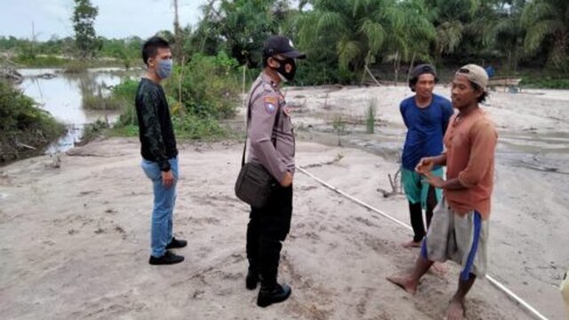Bhabinkamtibmas Desa Kelabat kec.Parit Tiga Tindak Tegas Tambang Timah Beroperasi Dibahu Jalan Raya