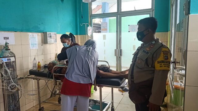 Polsek Simpang Teritip Evakuasi Korban Kecelakaan Tunggal