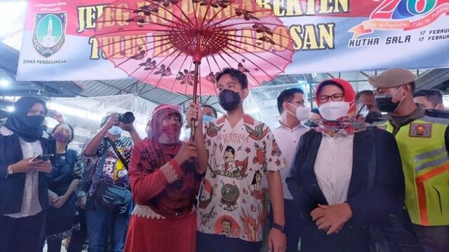 Usai Dilantik Sebagai Walikota, Gibran Langsung Blusukan ke Pasar
