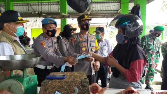 Kapolres Bersama Forkopimda Bangka Barat Melakukan Operasi Yustisi Bagi Masker