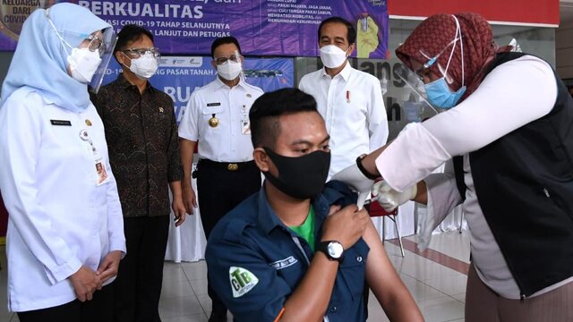 Presiden Jokowi Tinjau Vaksinasi Massal di Pasar Tanah Abang