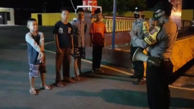 Anggota Polsek Badau Brigadir Dody.R Himbau Masyarakat Agar Tetap Patuh Prokes