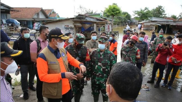 Kepala BNPB dan Menteri PMK Tinjau Lokasi Banjir Karawang