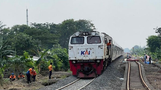 Pasca Banjir Jakarta Jalur Kereta Api Sudah Bisa Dilewati