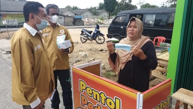 Peduli Covid-19 Partai Emas Babel Bagi Bagi Masker