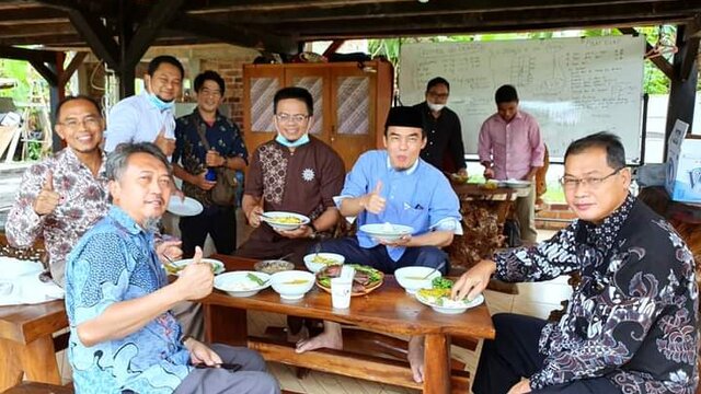 Guru Besar UMY Menikmati Menu Makanan Khas Bangka