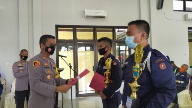 Kapolres Bangka Barat Beri Penghargaan Untuk Satpam Berprestasi