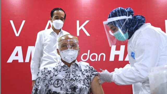 Presiden Jokowi Tinjau Vaksinasi Massal Tenaga Pendidik dan Kependidikan