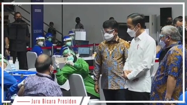 Presiden Jokowi Tinjau Vaksinasi Massal Bagi Wartawan di Jakarta