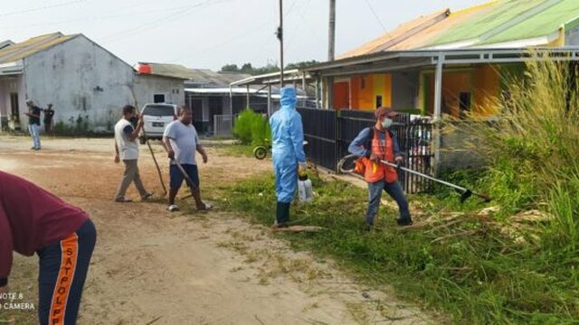 Warga Kampak RT 10 Kota Pangkalpinang Melaksanakan Kegiatan Gotong Royong