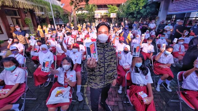 Gibran Rakabuming Salurkan 150 HP Bagi Siswa Kurang Mampu