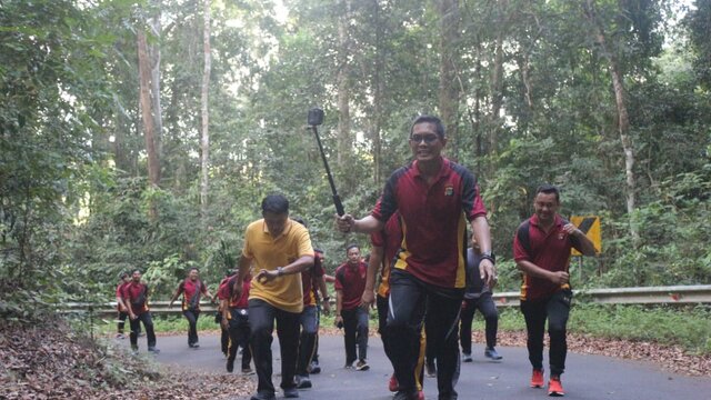 Polres Bangka Barat Melaksanakan Olahraga Pagi Naik Bukit Menumbing