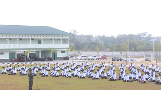 Kolonel Caj Gusnandar Beri Arahan Kepada Calon Prajurit