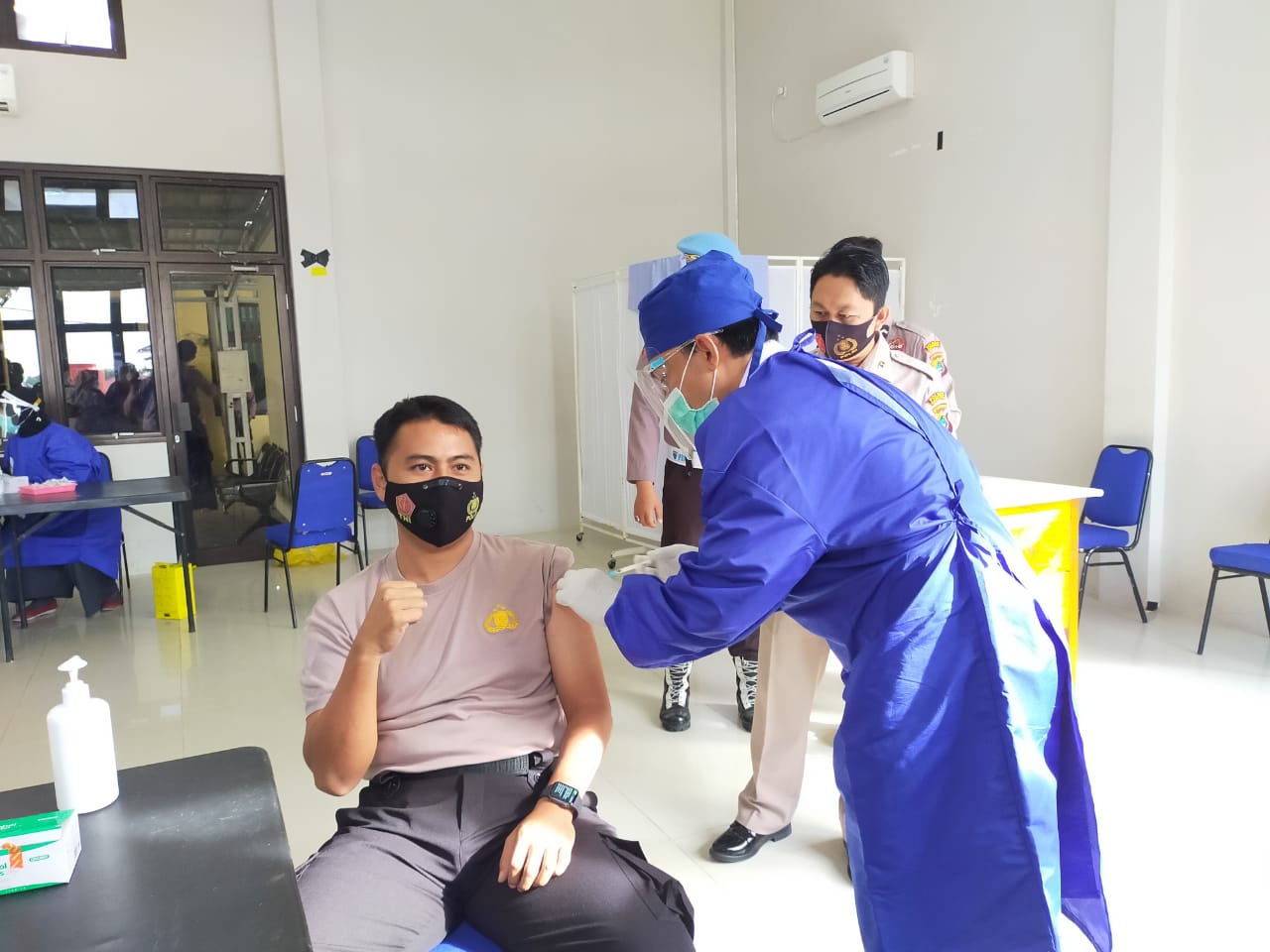 Personil Polres Bangka Barat di Vaksinasi Covid-19 Secara Bertahap.