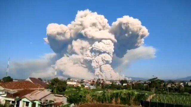 Gunung Sinabung Meletus Semburkan Guguran Awan Panas