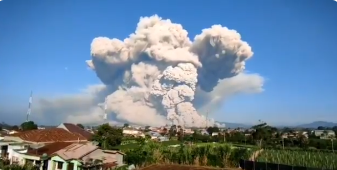 Gunung Sinabung Semburkan Guguran Awan Panas