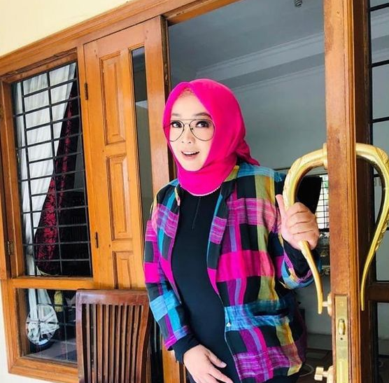 Artis dan Presenter Rina Gunawan Meninggal Dunia.