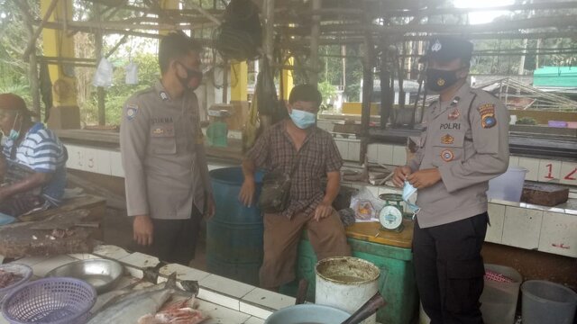 Putuskan Penularan Covid-19, Polsek Kelapa Bagikan Masker Ke Masyarakat