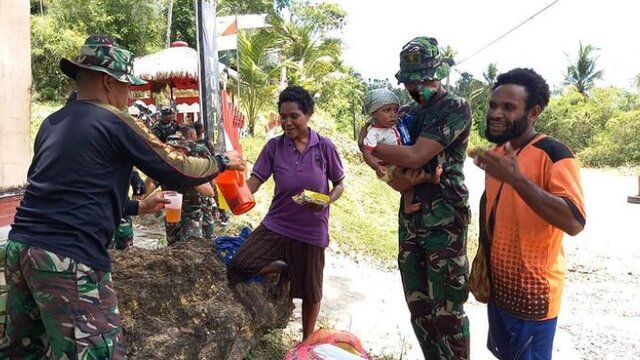 Satgas Yonif 131/Braja Sakti Disambut Hangat Warga Muara Tami