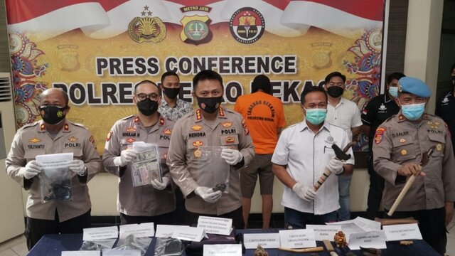 Polisi Tangkap Ustadz Pengganda Uang di Bekasi, Jenglot Disita