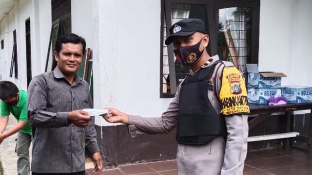 Memutus Rantai Penyebaran Covid 19, Polsek Kelapa Bagikan Masker