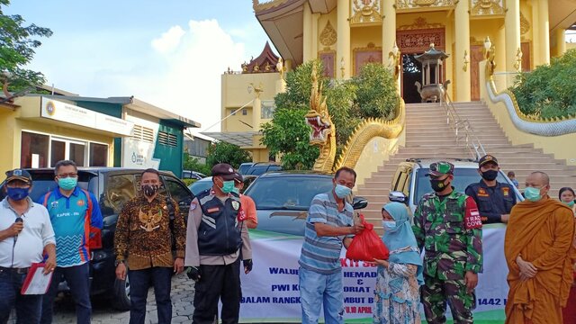 Jelang Ramadhan Ketua Yayasan Hamadhiro Mettavati Bagikan Sembako