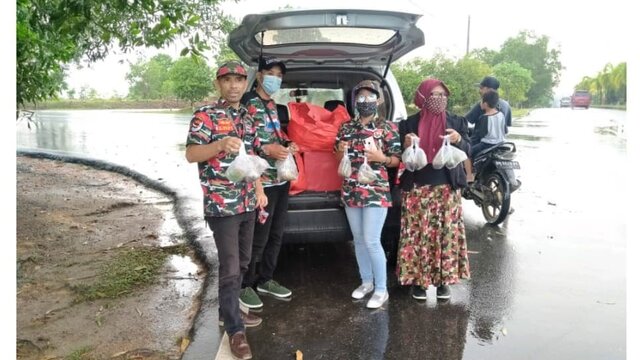 LMPI Kota Pangkalpinang Bagikan Takjil Ditengah Guyuran Hujan